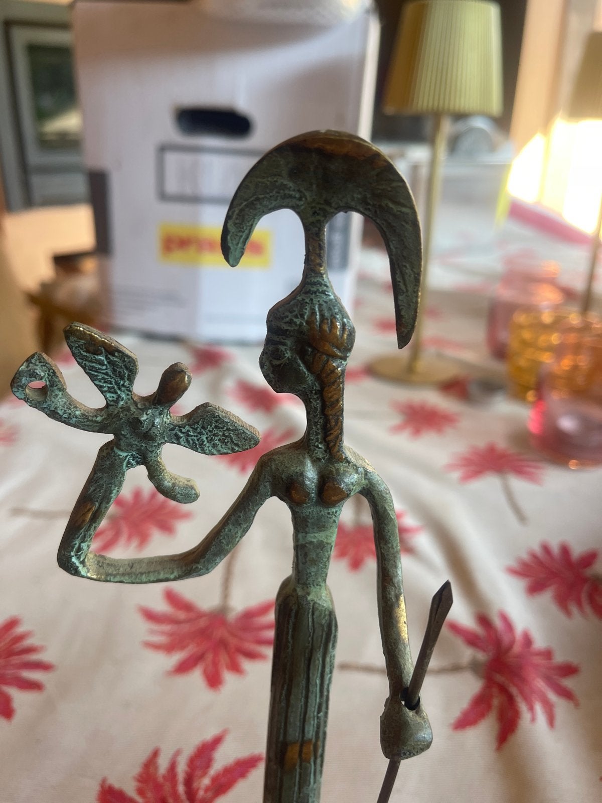 Bronzen beeldje van godin met vogel en staf, Ophalen, 20 - 50 cm, Beeld, Bruin