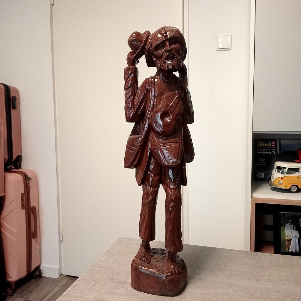 Houten beeld van muzikant met gitaar en hoed, Antiek en Kunst, Kunst | Beelden en Houtsnijwerken, Handgemaakt, Beeld, Hout, Bruin
