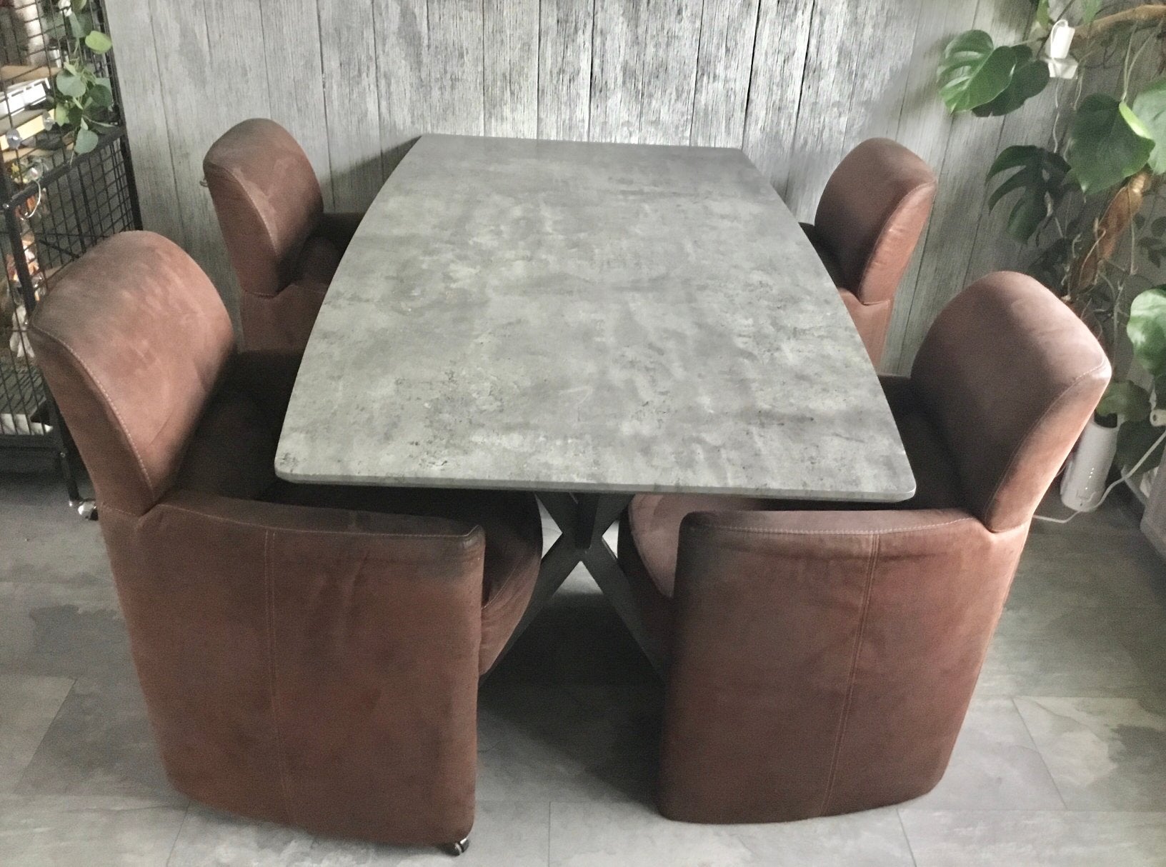 EETTAFEL MET BETONLOOK BLAD EN 4 STEVIGE BRUINE STOELEN, Huis en Inrichting, Tafels | Eettafels, Ophalen, Gebruikt, 50 tot 100 cm