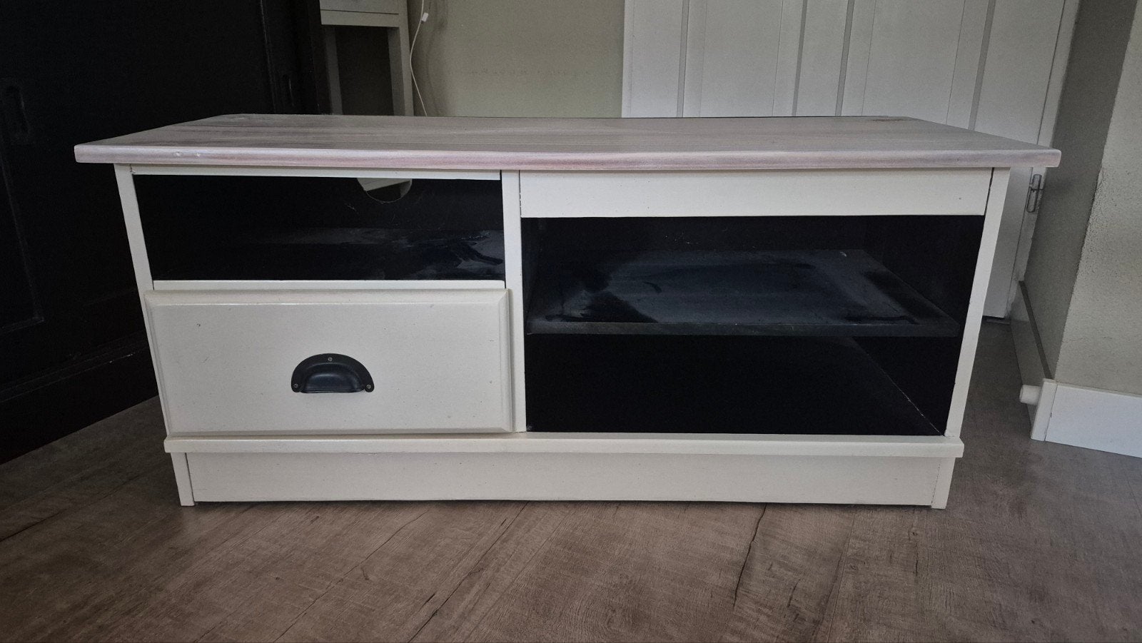 Crèmekleurig TV-meubel met lade en open vakken, Ophalen, Gebruikt, 100 tot 150 cm, Modern landelijk
