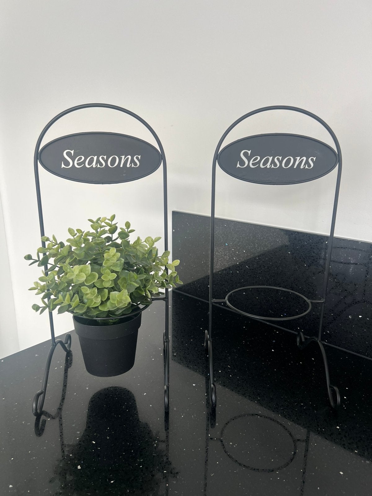 Nieuw 2 stuks zwarte metalen plantenstandaard, Tuin en Terras, Kunststof, Minder dan 30 cm, Rond, Ophalen of Verzenden