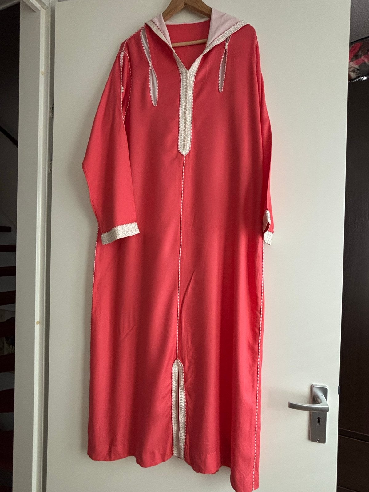 Mooie roze/koraal Marokkaanse jurk met capuchon, Ophalen of Verzenden, Zo goed als nieuw, Overige maten, Roze