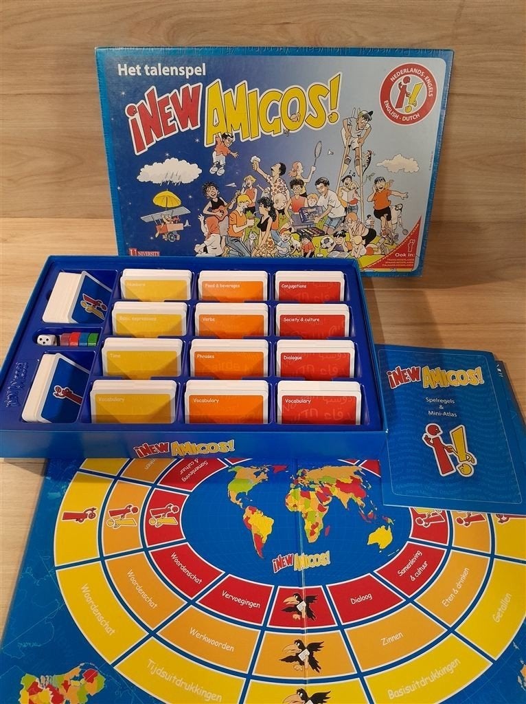 New Amigos - Het talenspel - Engels - Nederlands - s5864, Hobby en Vrije tijd, Gezelschapsspellen | Bordspellen, Verzenden, Zo goed als nieuw