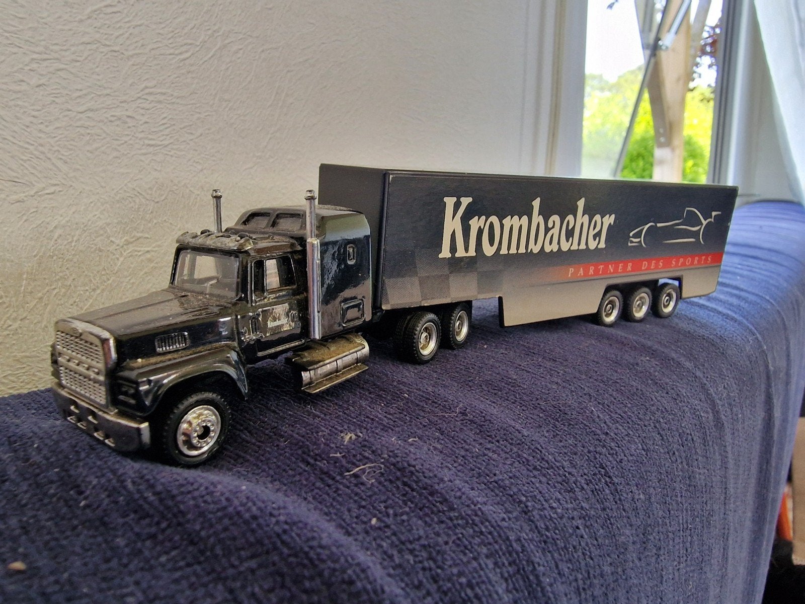 Krombacher Vrachtwagen Model - Schaalmodel Truck, Hobby en Vrije tijd, Modelbouw | Auto's en Voertuigen, Zo goed als nieuw, Truck