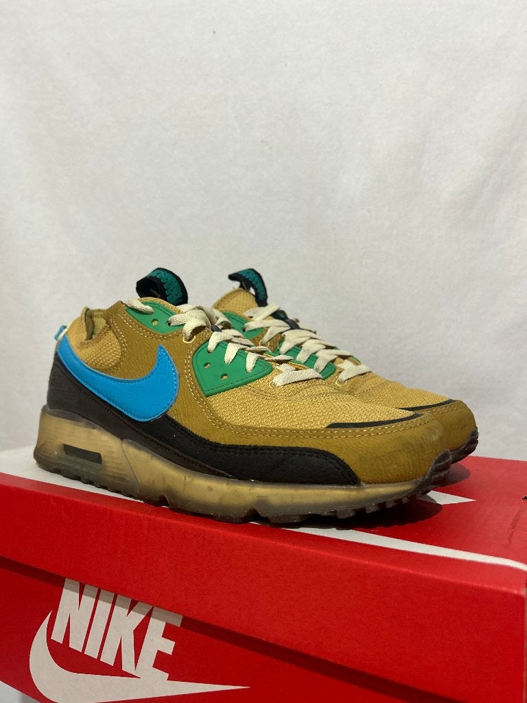ALS NIEUW! Maat 44,5 - Nike Air Max Terrascape 90 Wheat Gold, Kleding | Heren, Schoenen, Overige kleuren, Verzenden, Nike, Zo goed als nieuw