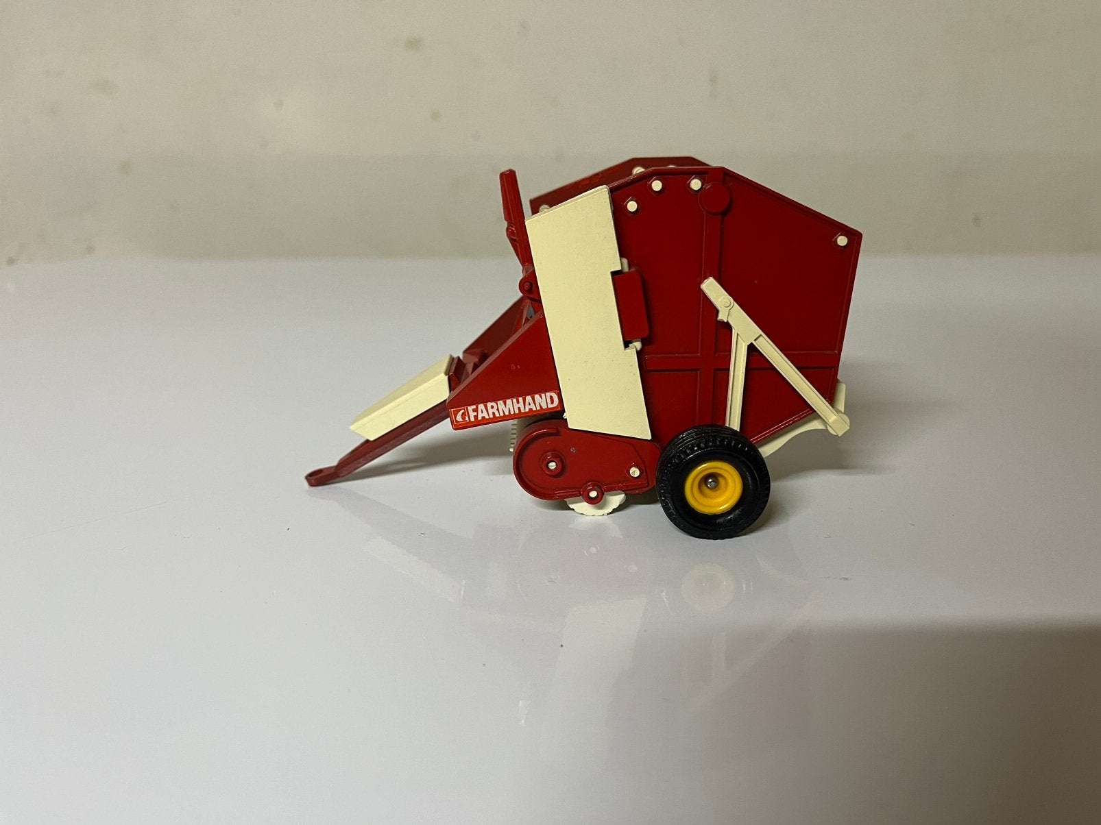 Britains 9532, Farmhand/Vermeer Ronde Balenpers, Schaal 1:32, Hobby en Vrije tijd, Modelauto's | 1:32, Ophalen of Verzenden, Gebruikt