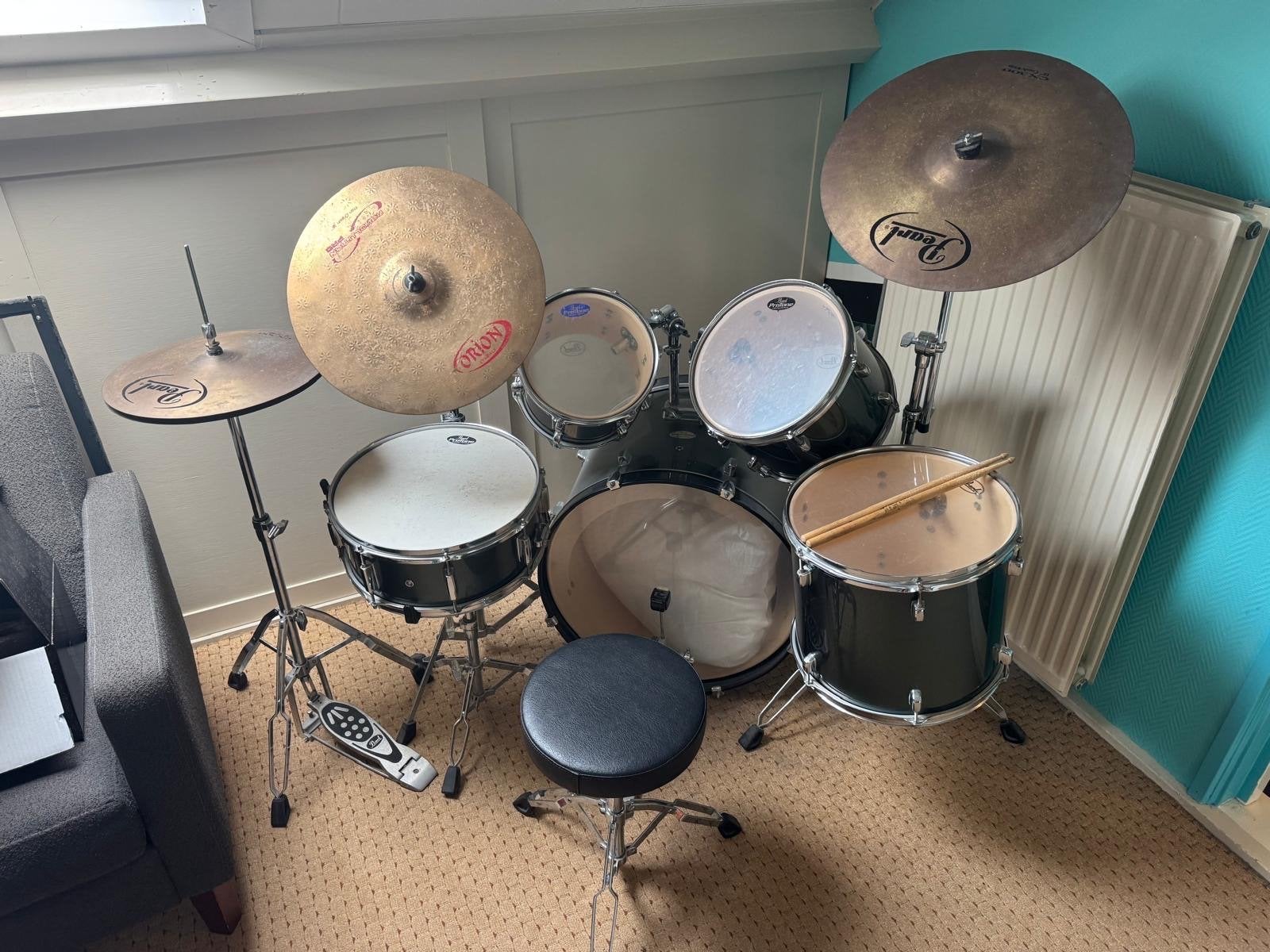 Pearl drumstel compleet met toebehoren en extra sticks