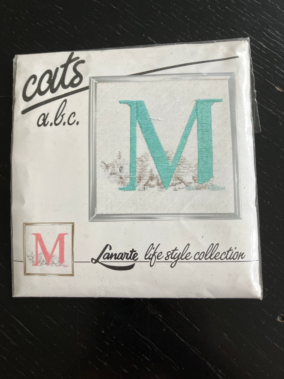 Lanarte Borduurpakket Letter M - cats a.b.c. collectie, Verzenden, Nieuw, Handborduren, Borduurpakket