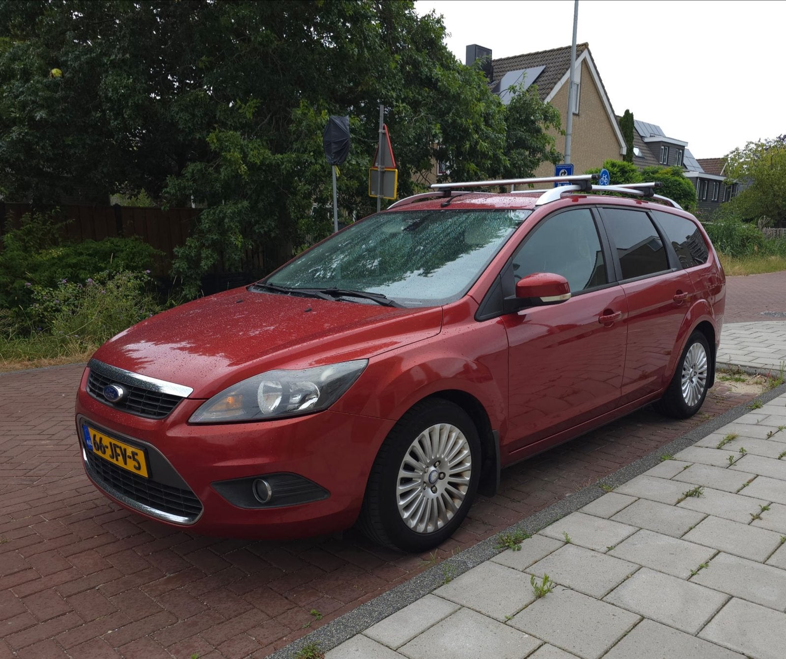 Ford Focus 1.6 16V Titanium 100PK 2009 Rood, 1596 cc, Parkeersensor, Zwart, 4 cilinders