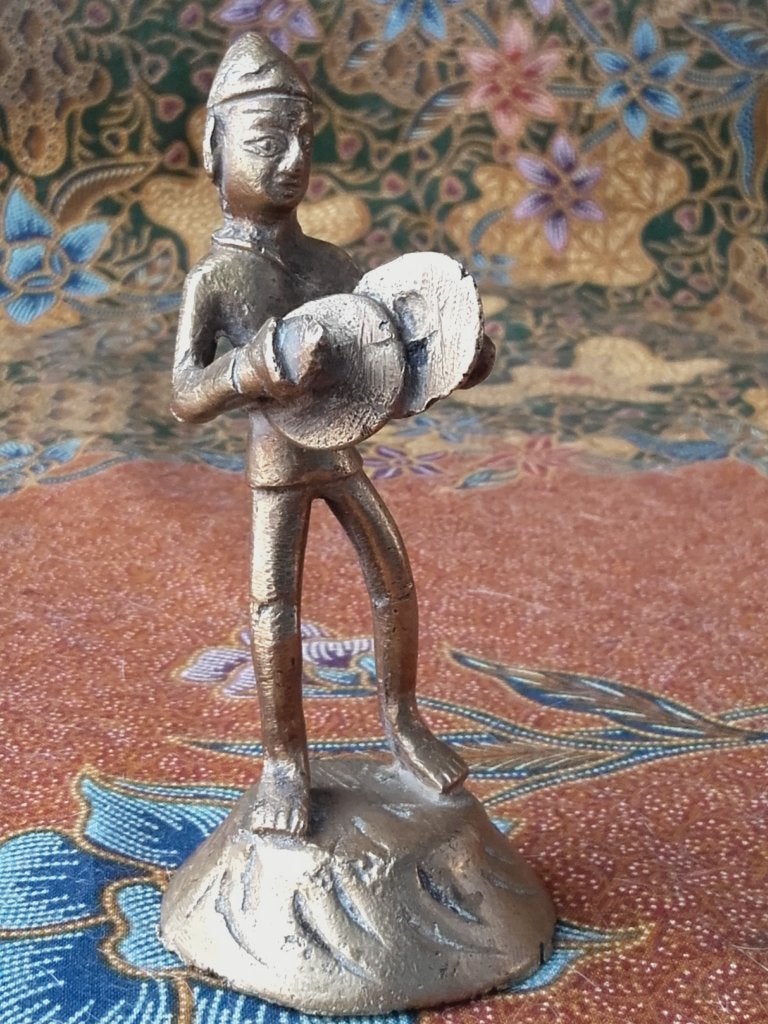 Mooi oud brons beeldje uit India van man met simbalen 9,8 cm, Antiek en Kunst, India, Handgemaakt, Ophalen of Verzenden, Brons