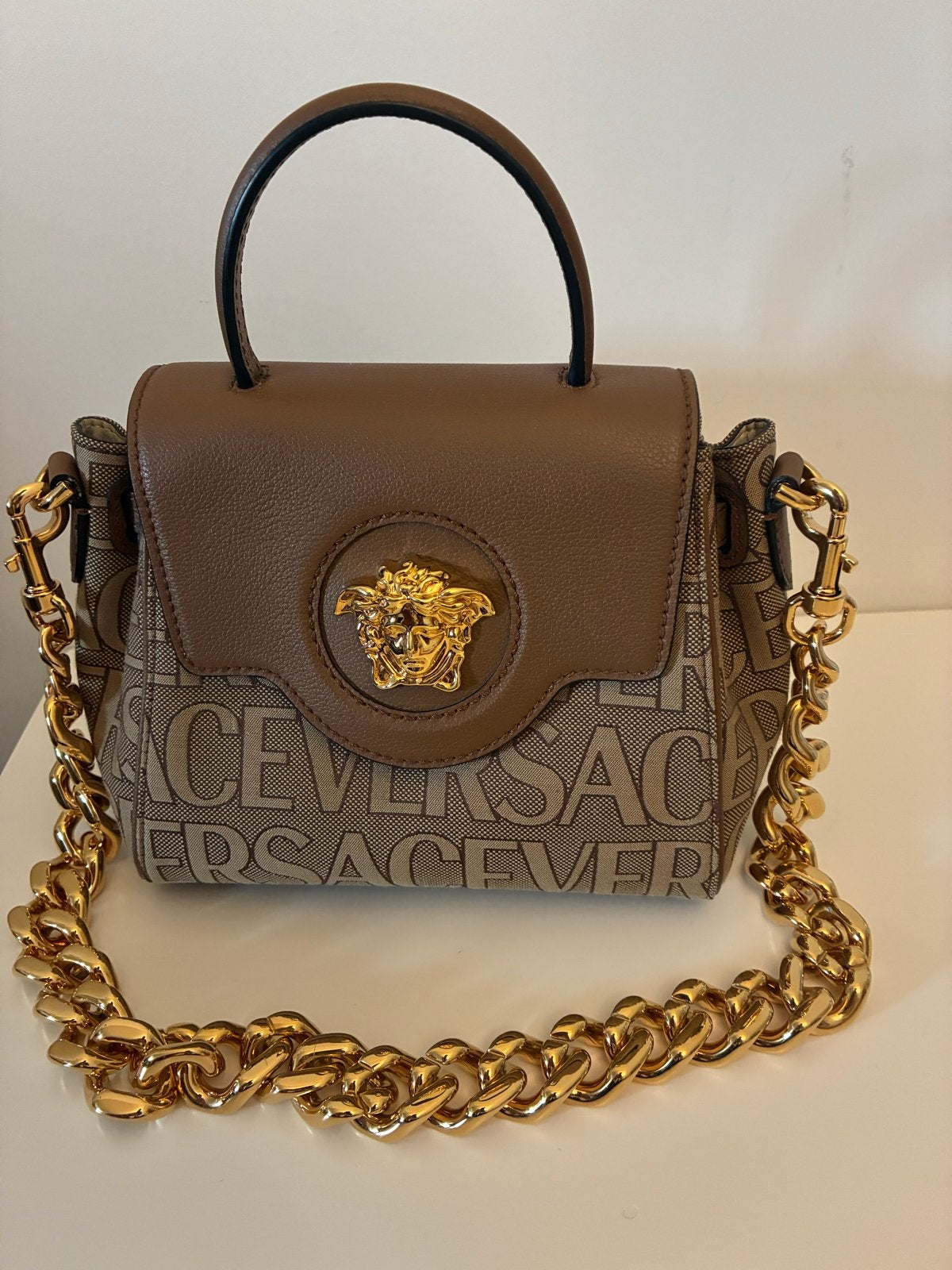 Versace Allover La Medusa Minibag - Beige, bruin, goud, Ophalen of Verzenden, Zo goed als nieuw, Beige, Avondtasje