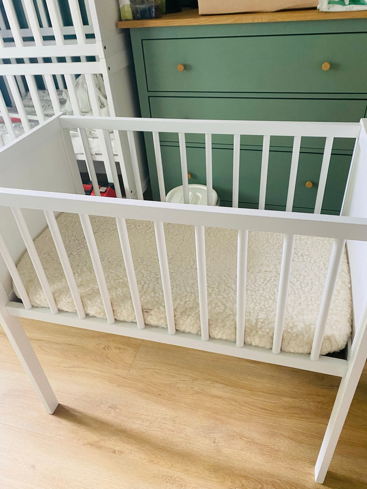 Europe Baby Wieg - Mat Wit met Matras en Topper, Huis en Inrichting, Ophalen, 70 cm of minder, Wit, Zo goed als nieuw