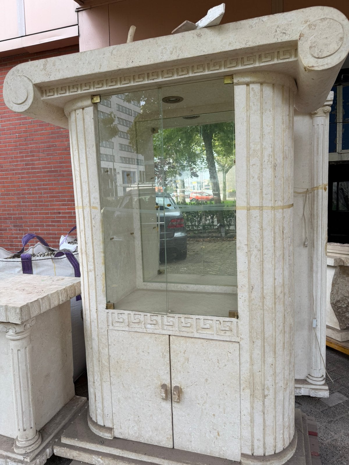 GRATIS – bijzondere vitrinekasten, dressoir en tafeltje, Ophalen, Gebruikt, Glas, 50 tot 100 cm