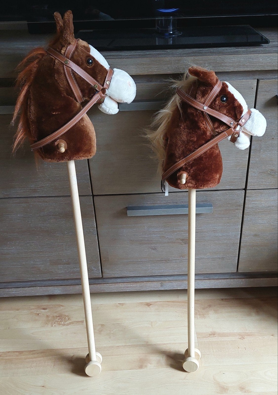 2 houten stokpaardjes, Ophalen, Zo goed als nieuw, Rij- of Hobbelspeelgoed
