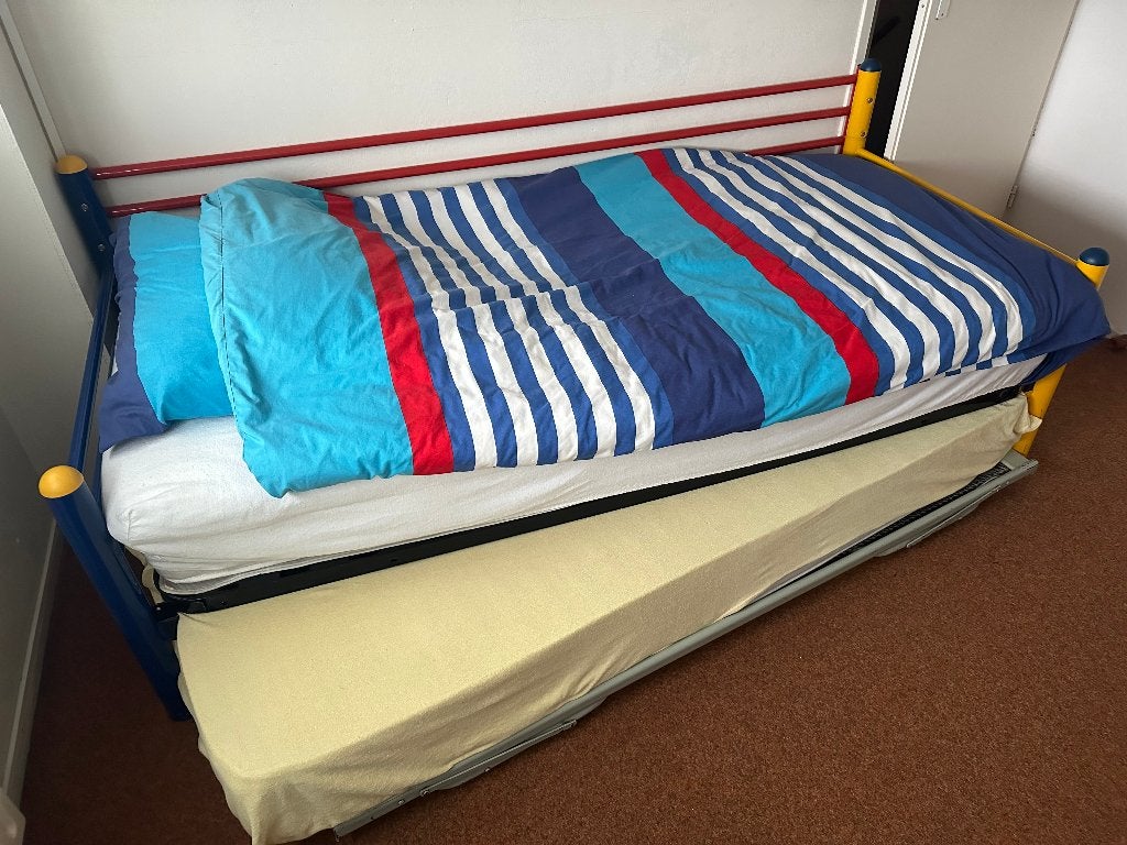 Eenpersoonsbed met onderschuifbed, Huis en Inrichting, Slaapkamer | Bedden, Ophalen, 90 cm, Meerkleurig, Zo goed als nieuw