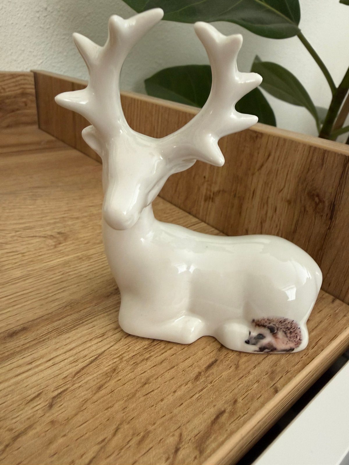 Nieuw porseleinen beeldje hert met gewei met egel, Verzamelen, Beelden en Beeldjes, Ophalen of Verzenden, Nieuw, Dier