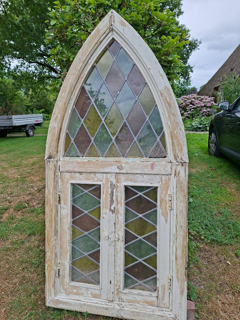 Foto 2 van Neogotisch kerkraam met origineel glas in lood. Afm 155x74
