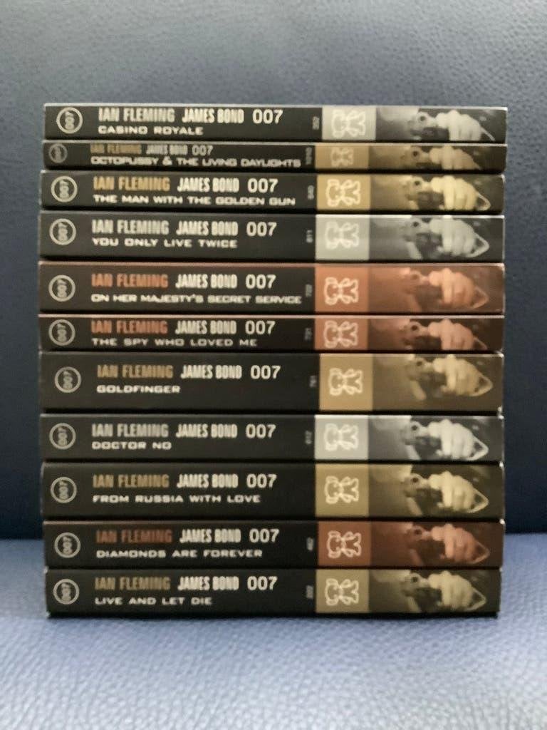 James Bond - Ian Fleming - 11 pockets, Ophalen of Verzenden, Zo goed als nieuw, Ian Fleming
