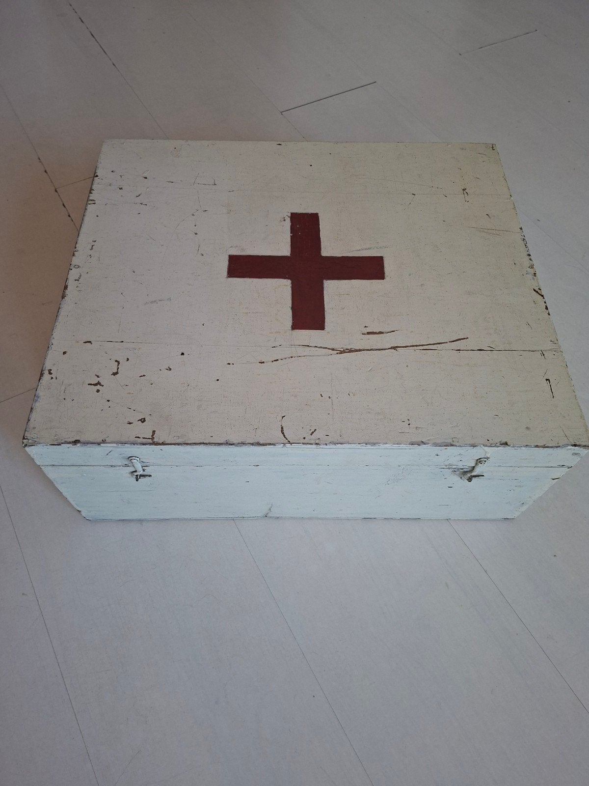 Originele Vintage Hongaarse Houten EHBO Kist (Jaren 60) –, Verzamelen, Ophalen of Verzenden, Landmacht, Overige gebieden, Kist of Geocache