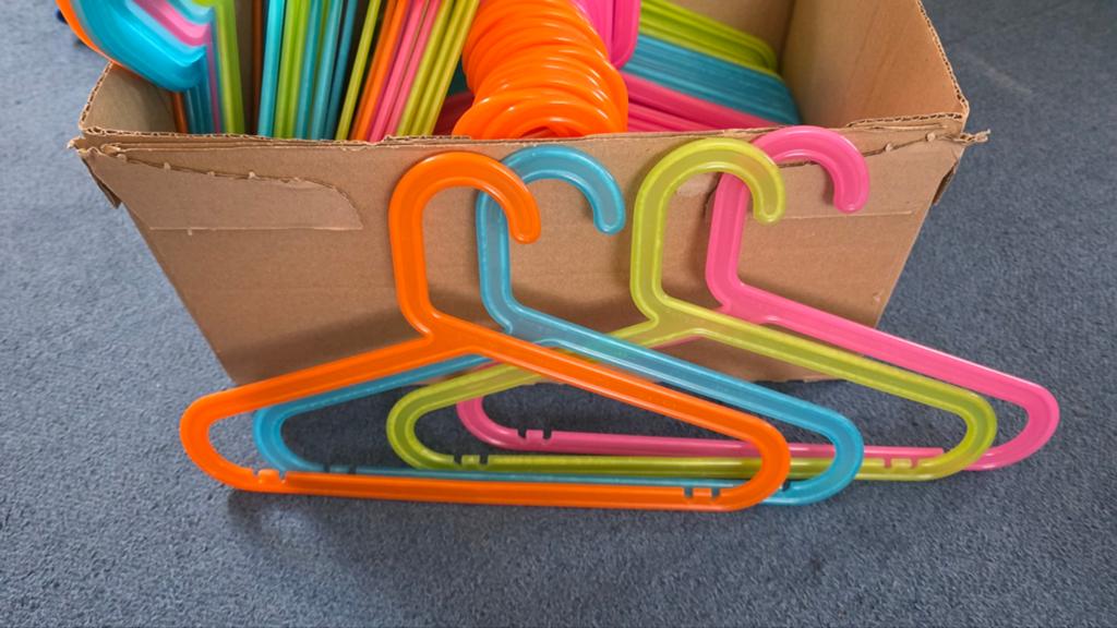 Grote partij Ikea kleurrijke kinderkledinghangers, Ophalen of Verzenden, Overige typen