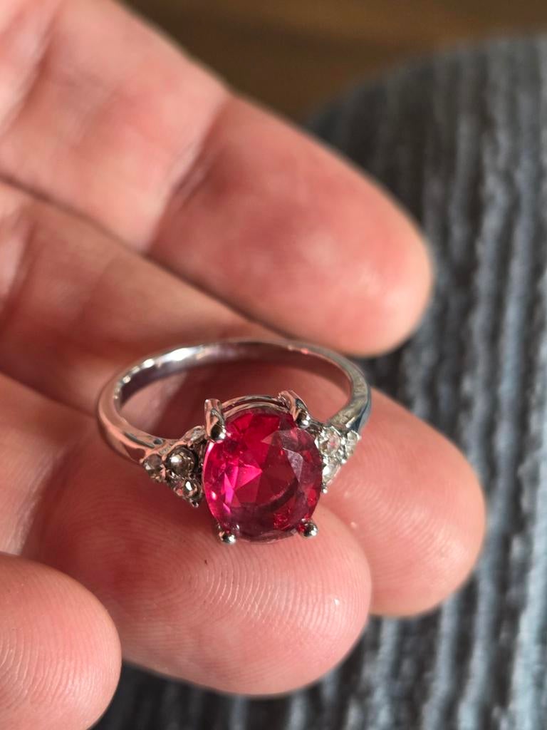 Verzilverde ring met rode steen, maat 17, Sieraden, Tassen en Uiterlijk, Ringen, Overige materialen, Nieuw, Ophalen of Verzenden