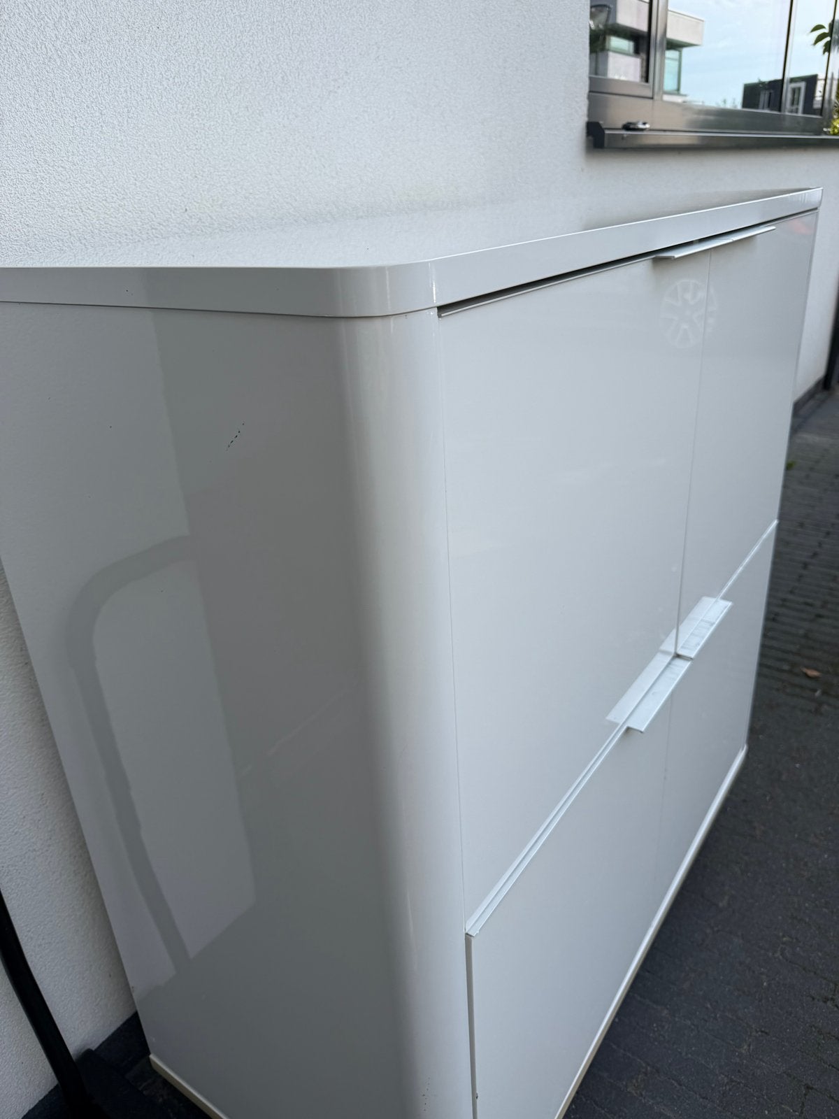 Foto 2 van Gratis af te halen: Witte hoogglans wandkast met 4 vakken