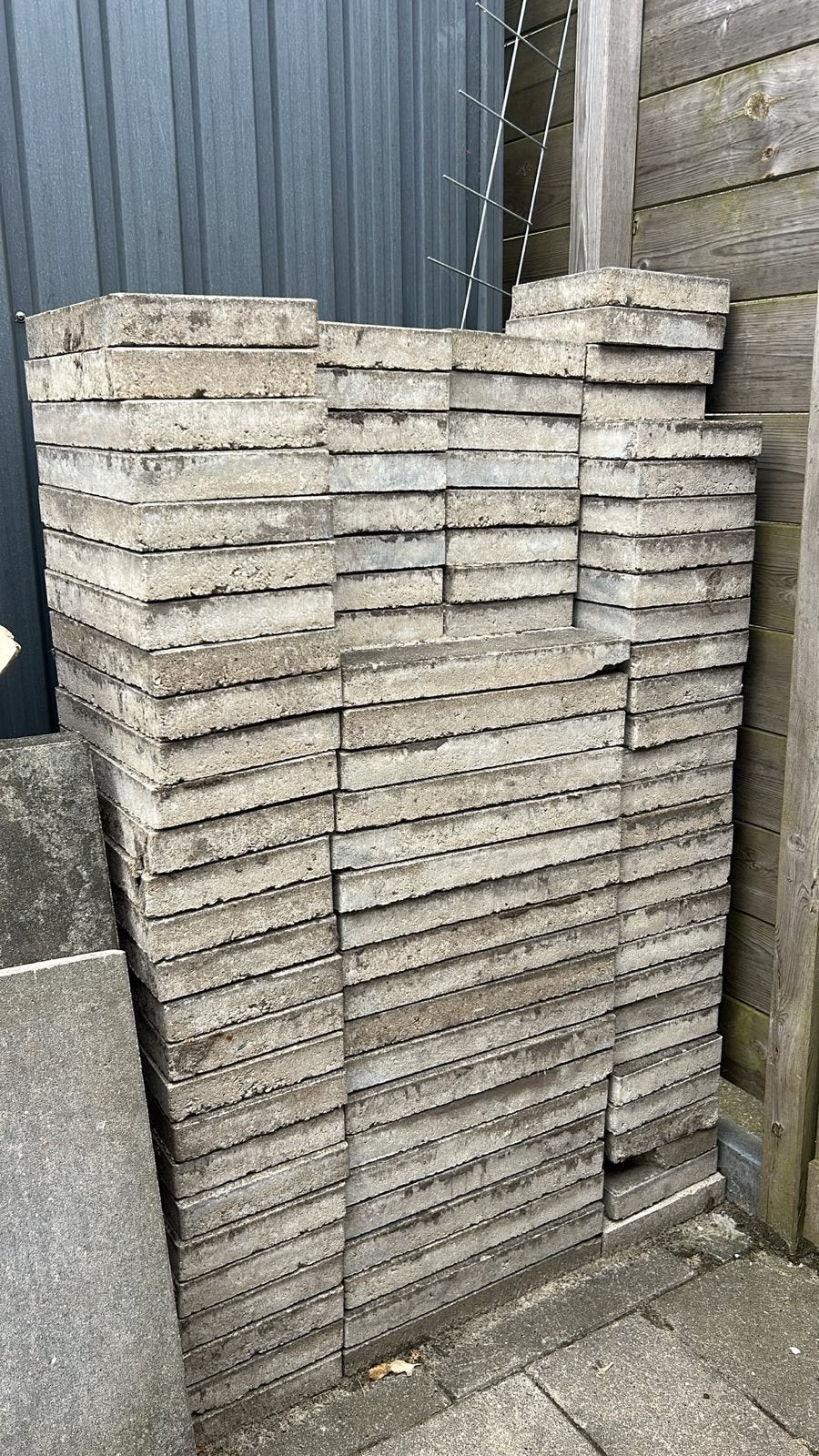 Circa 130 tegels in wildverband - Gratis ophalen, Tuin en Terras, Ophalen, Gebruikt, 10 m² of meer, Beton