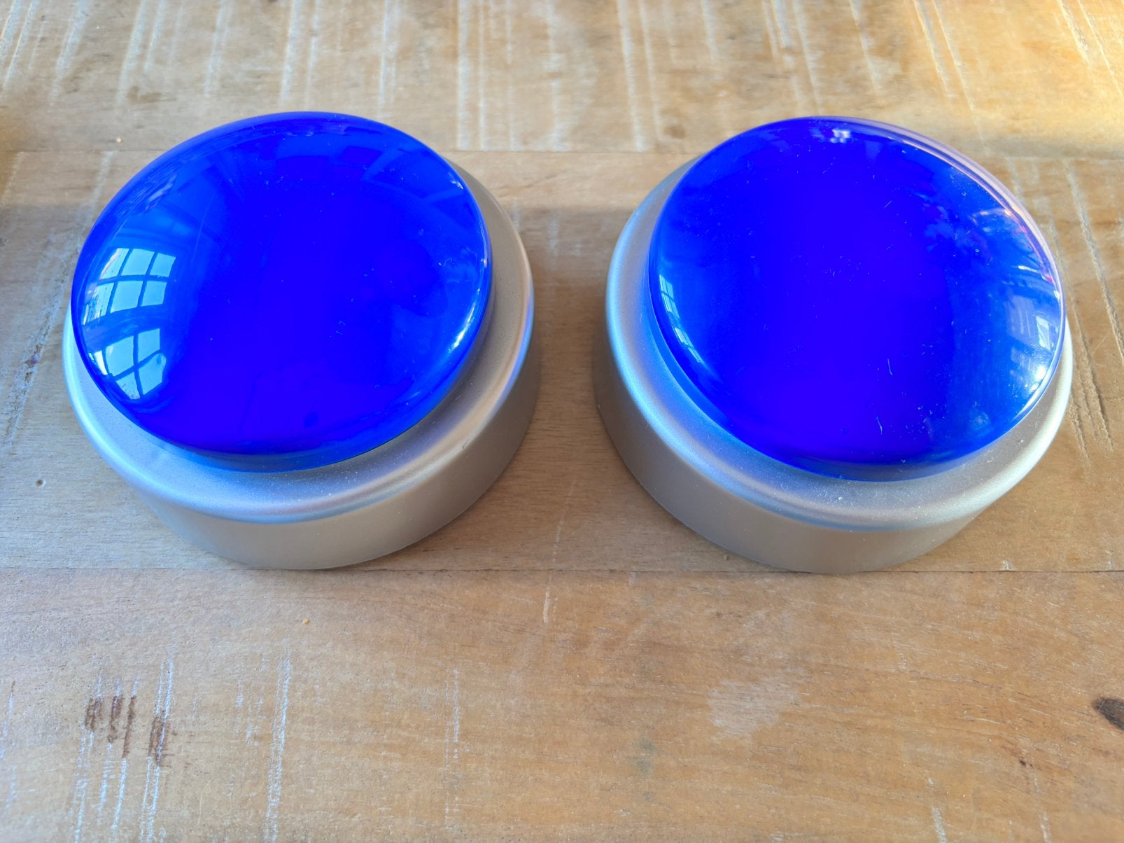 2 Drukknop klok/wekkers, Overige typen, Zo goed als nieuw, Overige merken, Werkt op batterijen