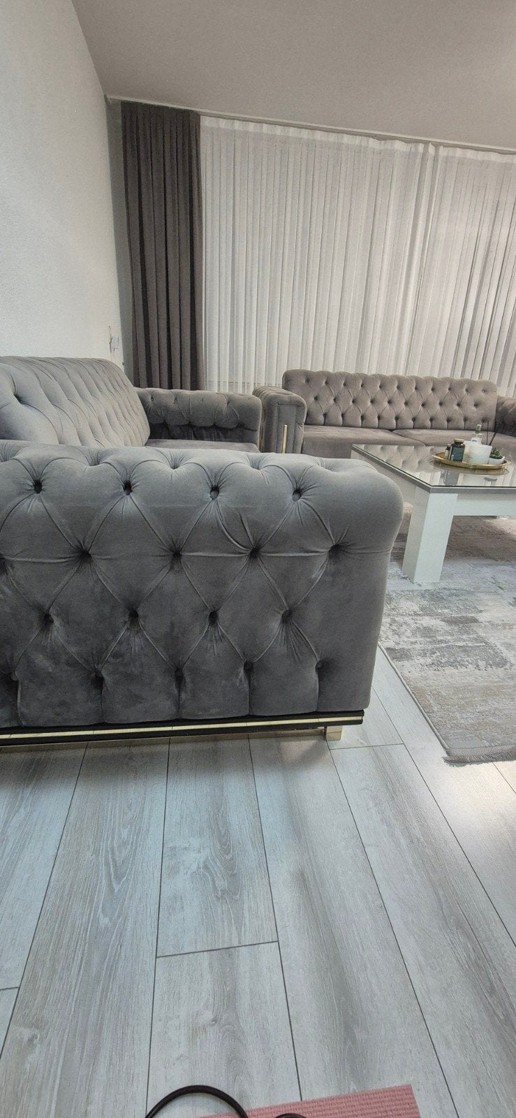 2 stuks  luxe grijze Chesterfield banken, Ophalen, 125 cm of meer, Zo goed als nieuw, Stof
