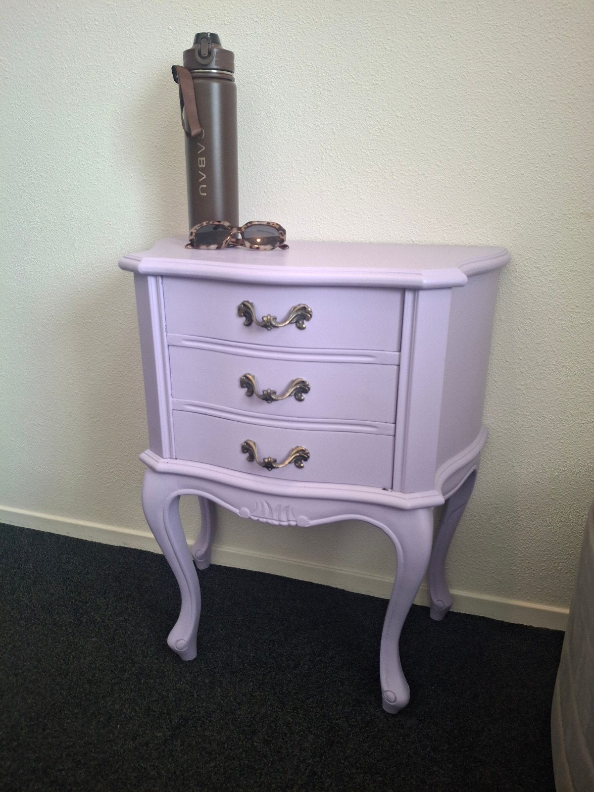 Lila  barok nachtkastje met 3 lades, Gebruikt, 45 tot 65 cm, Hout, 55 tot 70 cm