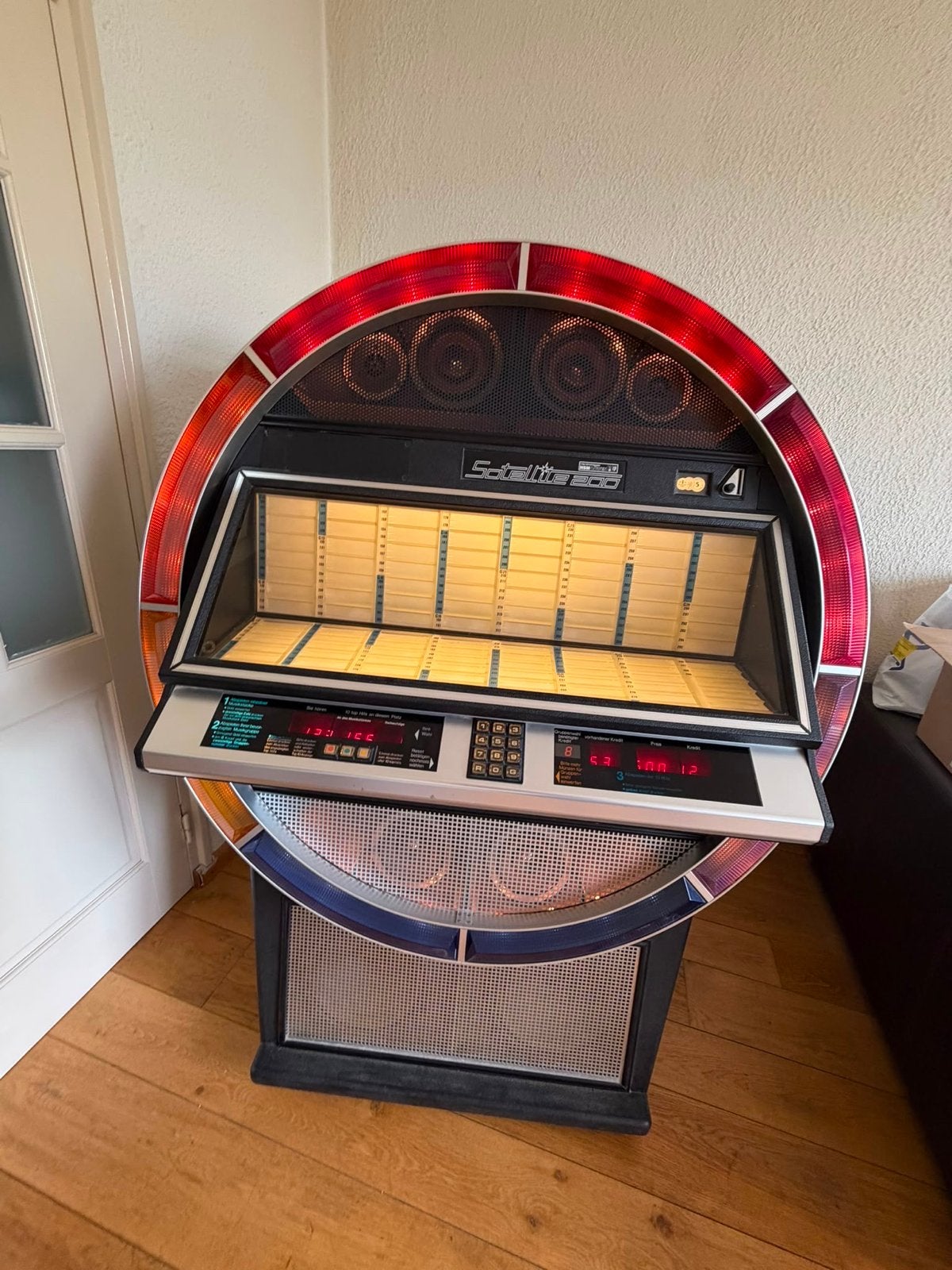 Nsm 200 Satellite Jukebox met 200 singles laatste kans, Verzamelen, Automaten | Jukeboxen, Gebruikt, 1970 tot heden, Ophalen, Met singles