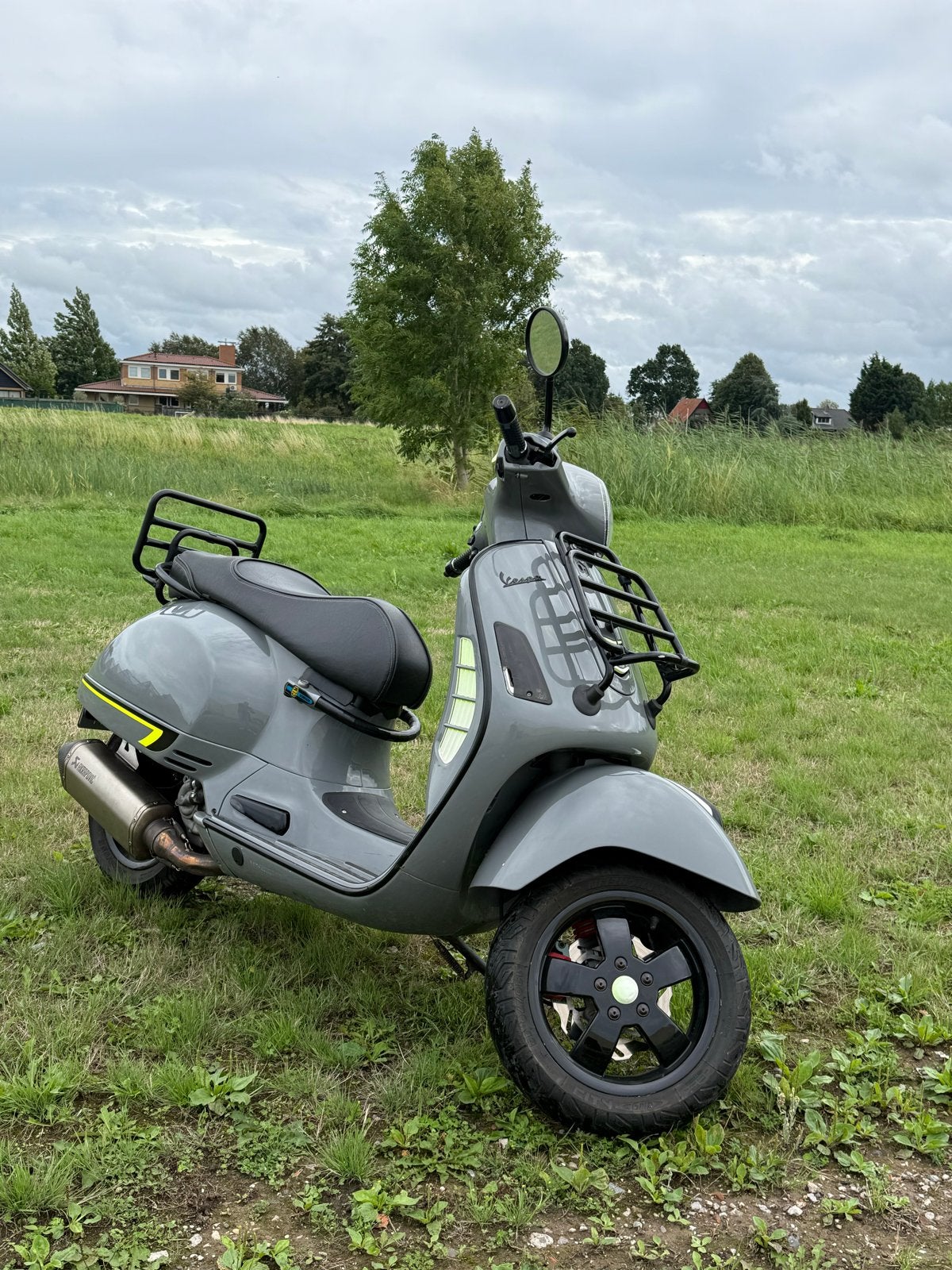 Vespa GTS 300 - Grijs met Akrapovic uitlaat, Sportuitlaat, Scooter, Particulier, Automaat