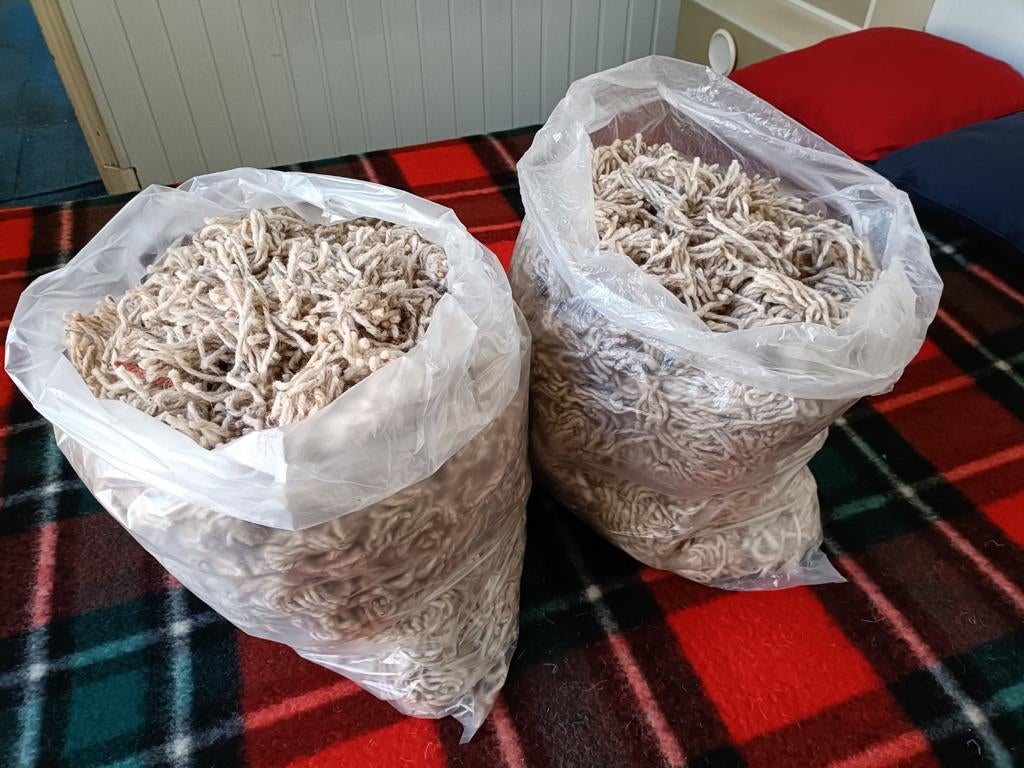 Twee grote zakken met wolle snippers, Ophalen, Zo goed als nieuw, Haken, Wol of Garen