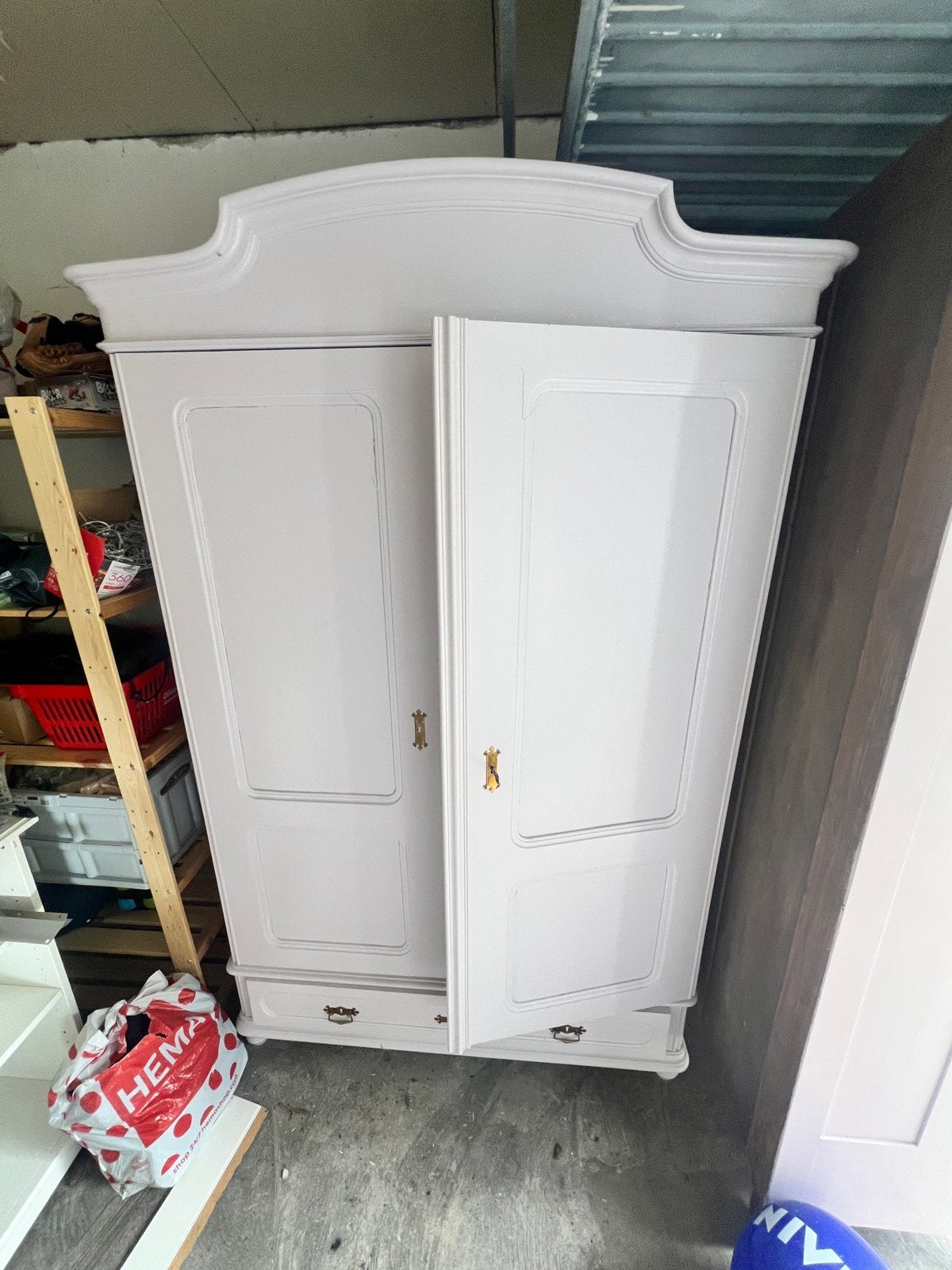 Licht paarse kast, Ophalen