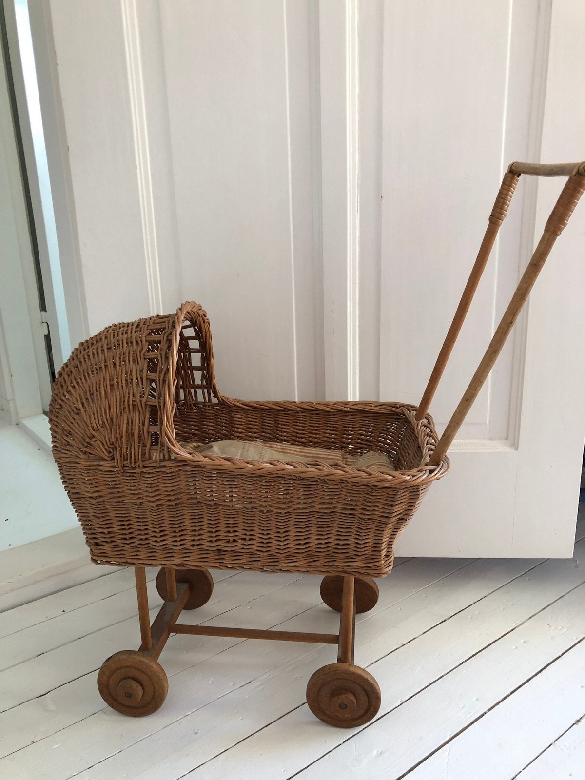 Originele oude rotan / bamboe poppenwagen, Antiek en Kunst, Ophalen