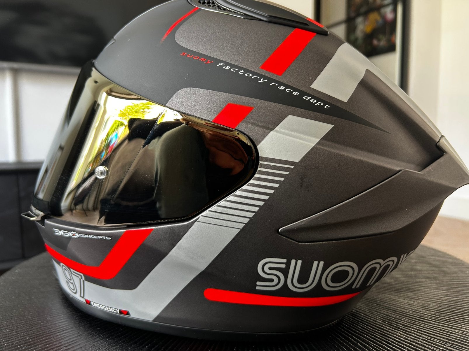 Suomy Track-1 maat L carbon 1350 gram, Motoren, Kleding | Motorhelmen, Integraalhelm, L, Tweedehands, Ophalen