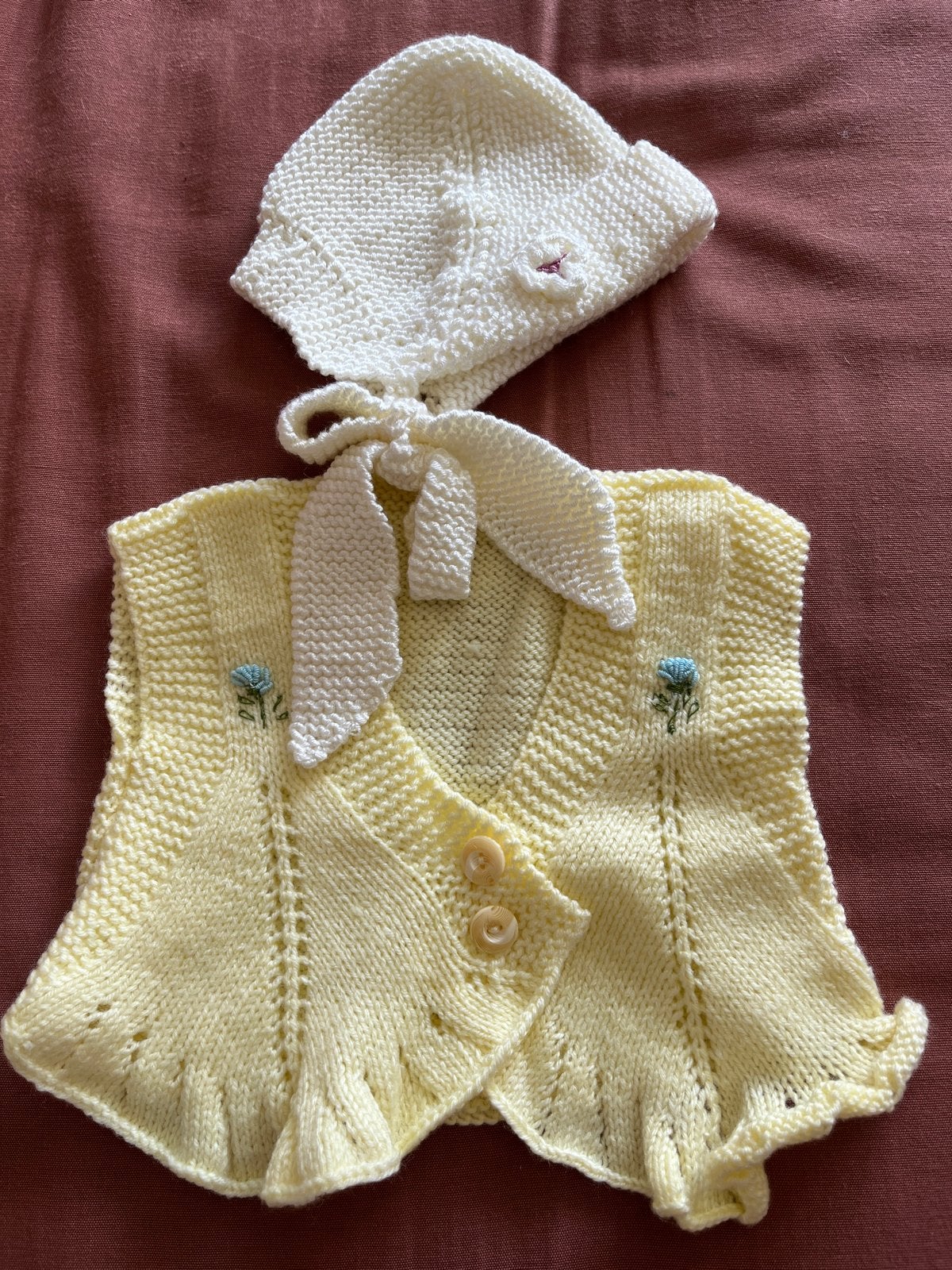 Handgebreid babyvestje en mutsje - Geel en wit, Ophalen of Verzenden, Nieuw, Jongetje of Meisje