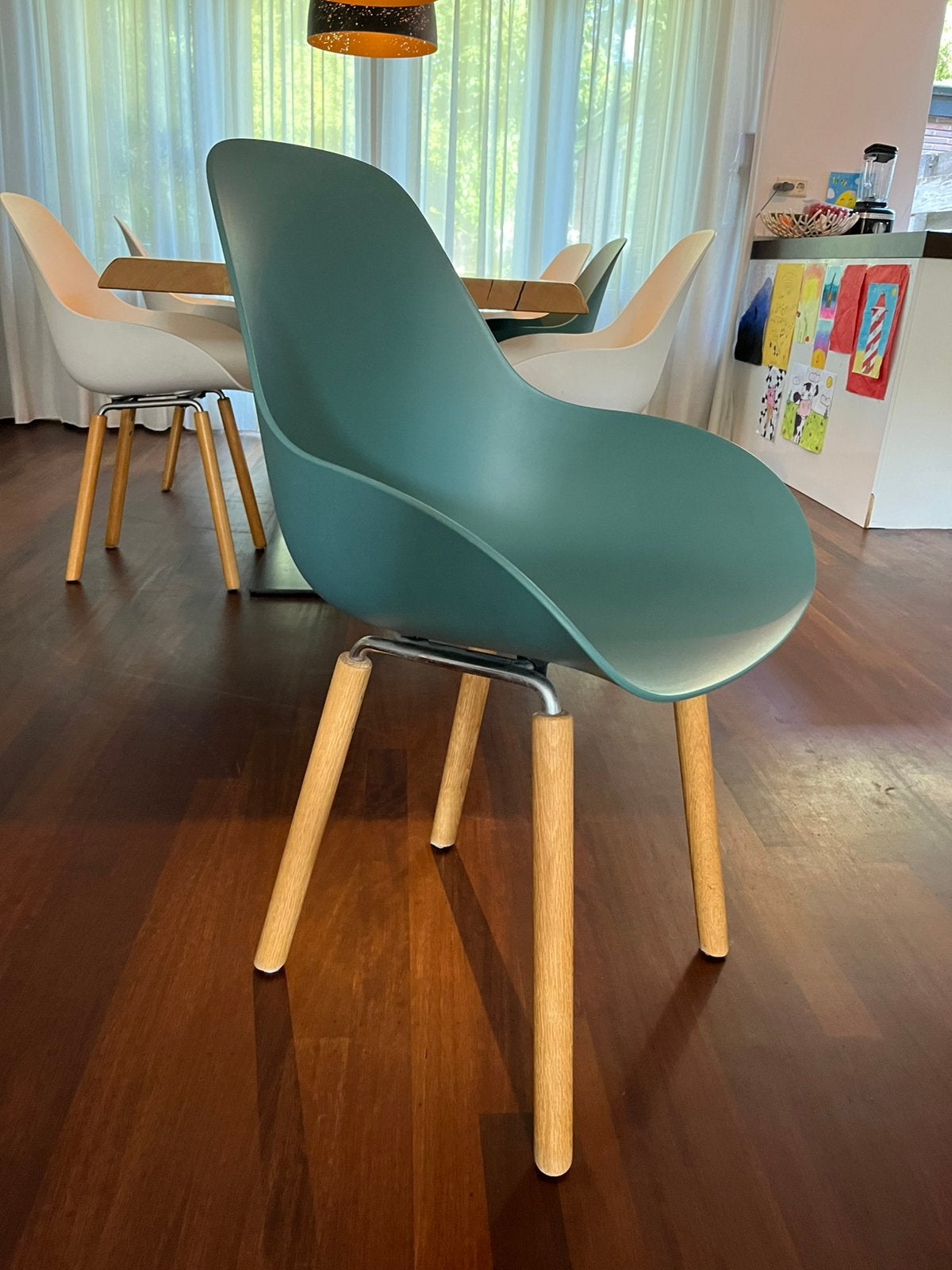 Set van 6 Moderne Eetkamerstoelen (4x Wit, 2x Groen), Ophalen, Kunststof, Wit, Zo goed als nieuw