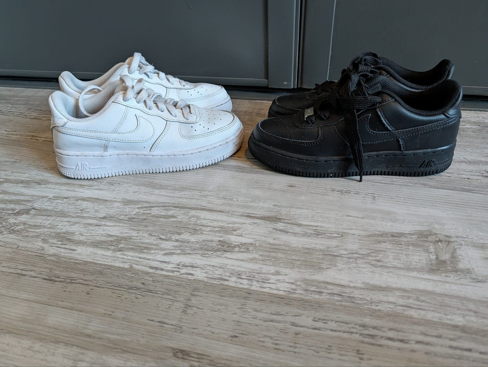 Gympen - sneakers - nike - maat 35 - zwart - wit, Ophalen of Verzenden, Zo goed als nieuw, Laarzen