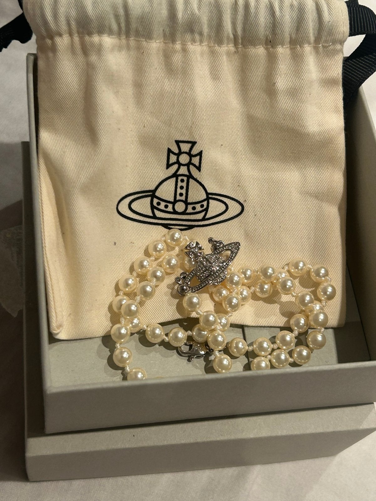 Vivienne Westwood parelketting met Orb hanger, Ophalen, Wit, Zo goed als nieuw, Overige materialen
