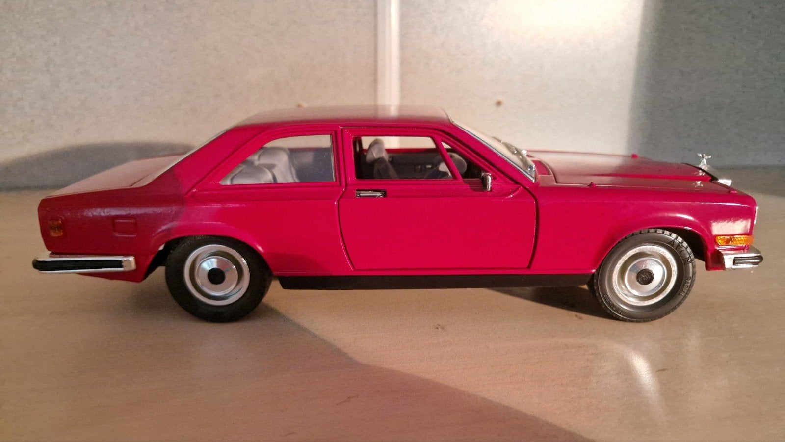 Bburago Rolls Royce Camargue 1975 - Schaalmodel, Hobby en Vrije tijd, Modelauto's | 1:18, Ophalen of Verzenden