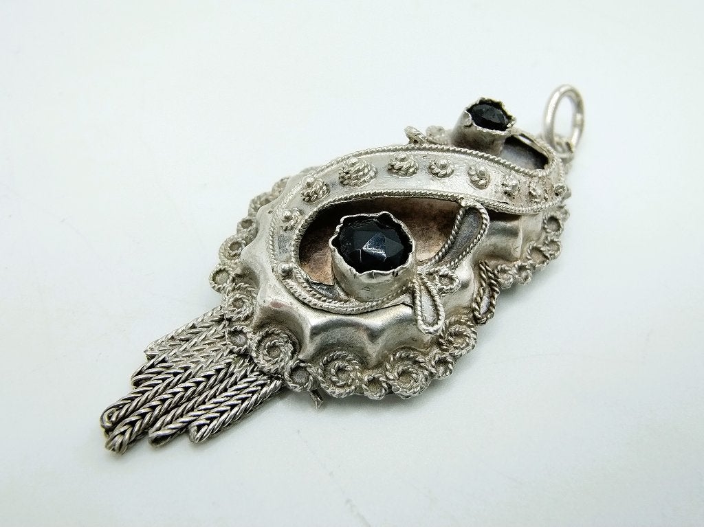 Zilveren (rouw) klederdracht hanger met gitten, Sieraden, Tassen en Uiterlijk, Antieke sieraden, Verzenden, Zilver, Hanger, Met edelsteen