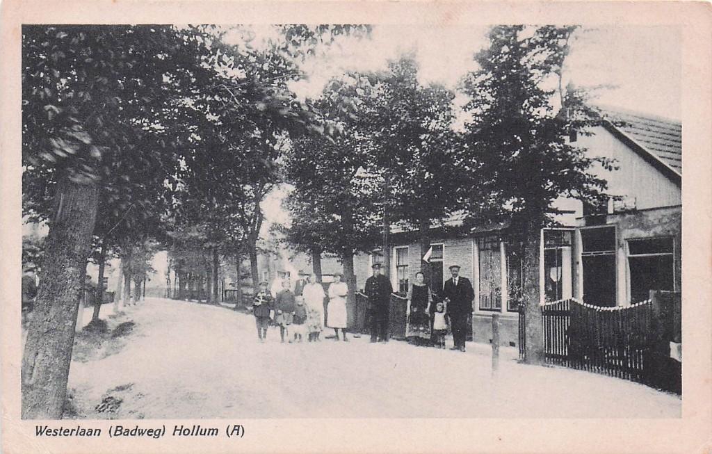 Ameland Hollum - Westerlaan met mensen (gel. 1927), Ophalen of Verzenden, 1920 tot 1940, Gelopen, Waddeneilanden