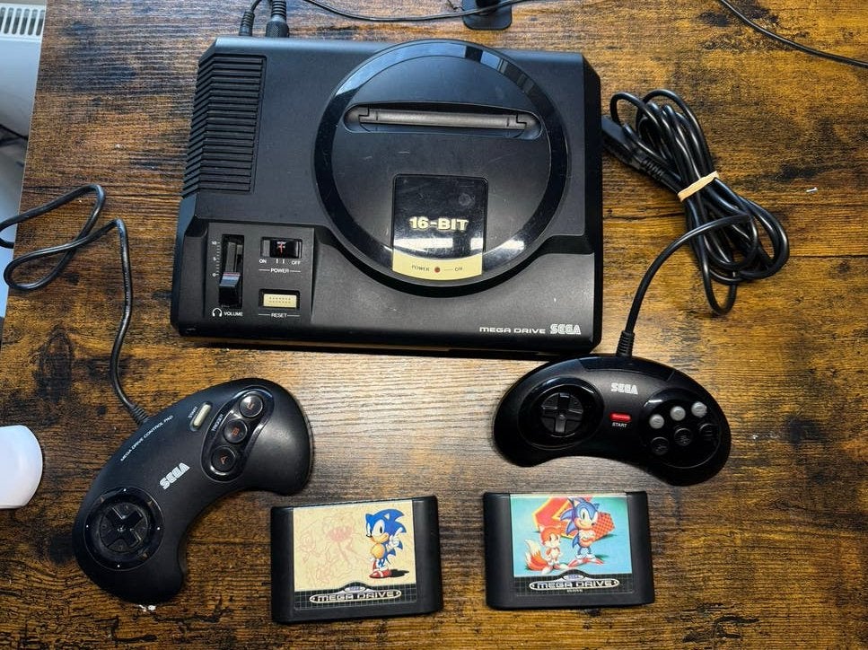 Sega Mega Drive met 2 controllers en 2 games, Mega Drive, Met 2 controllers, Ophalen of Verzenden, Gebruikt