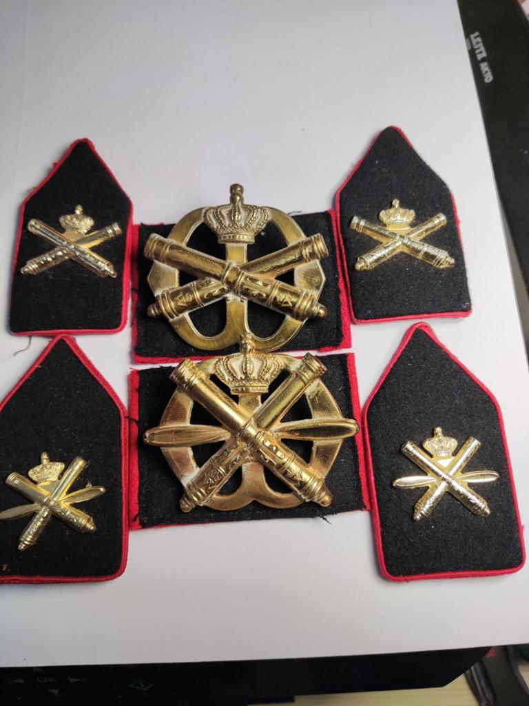 Twee cpl setjes Artillerie en Luchtdoel Artillerie, Ophalen of Verzenden, Landmacht, Nederland, Embleem of Badge
