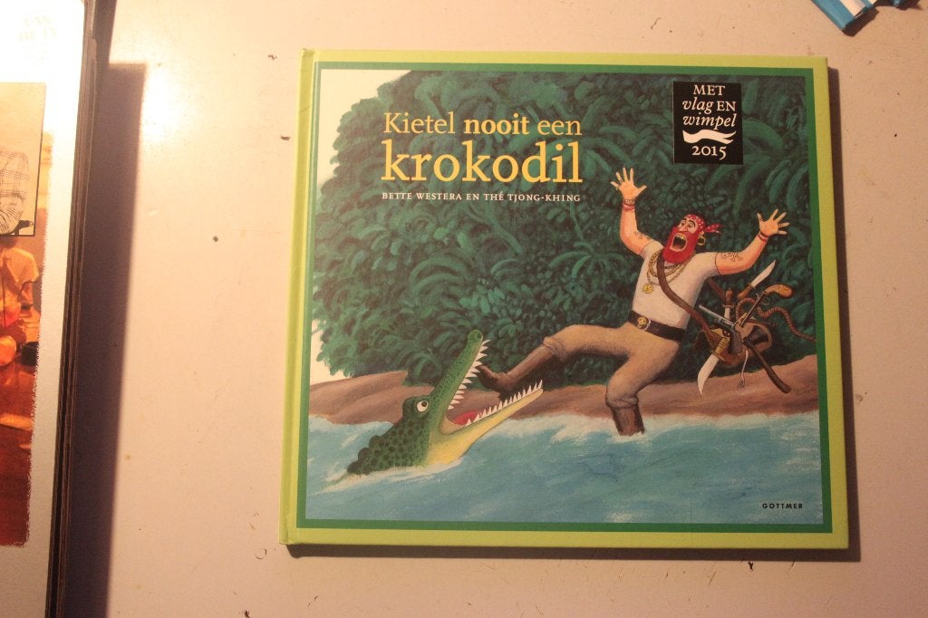 702j - boek - kietel nooit een krokodil - bette westera en t, Ophalen of Verzenden, Gelezen, Fictie algemeen