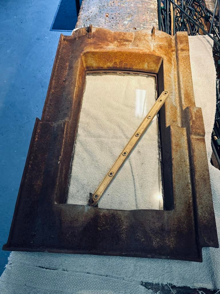 Oud gietijzeren uitzet dakraam met glas jaren 60, Doe-het-zelf en Verbouw, Glas en Ramen, Ophalen, Gebruikt, Dakraam, Minder dan 80 cm
