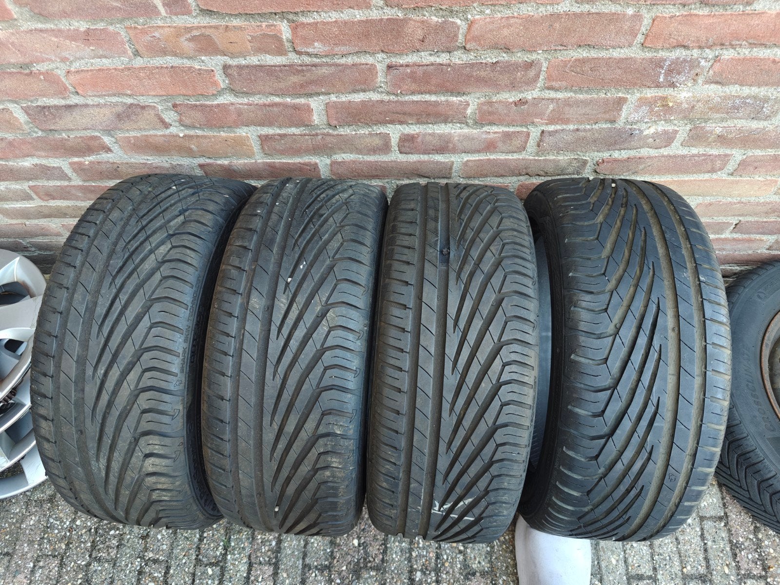 Uniroyal 195/45 R15 banden (7-8mm profiel), 15 inch, Ophalen of Verzenden, Band(en), 195 mm