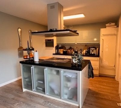 Gratis: Moderne keuken met kookeiland en inbouwapparatuur, Ophalen, Gebruikt, Wit, Overige typen