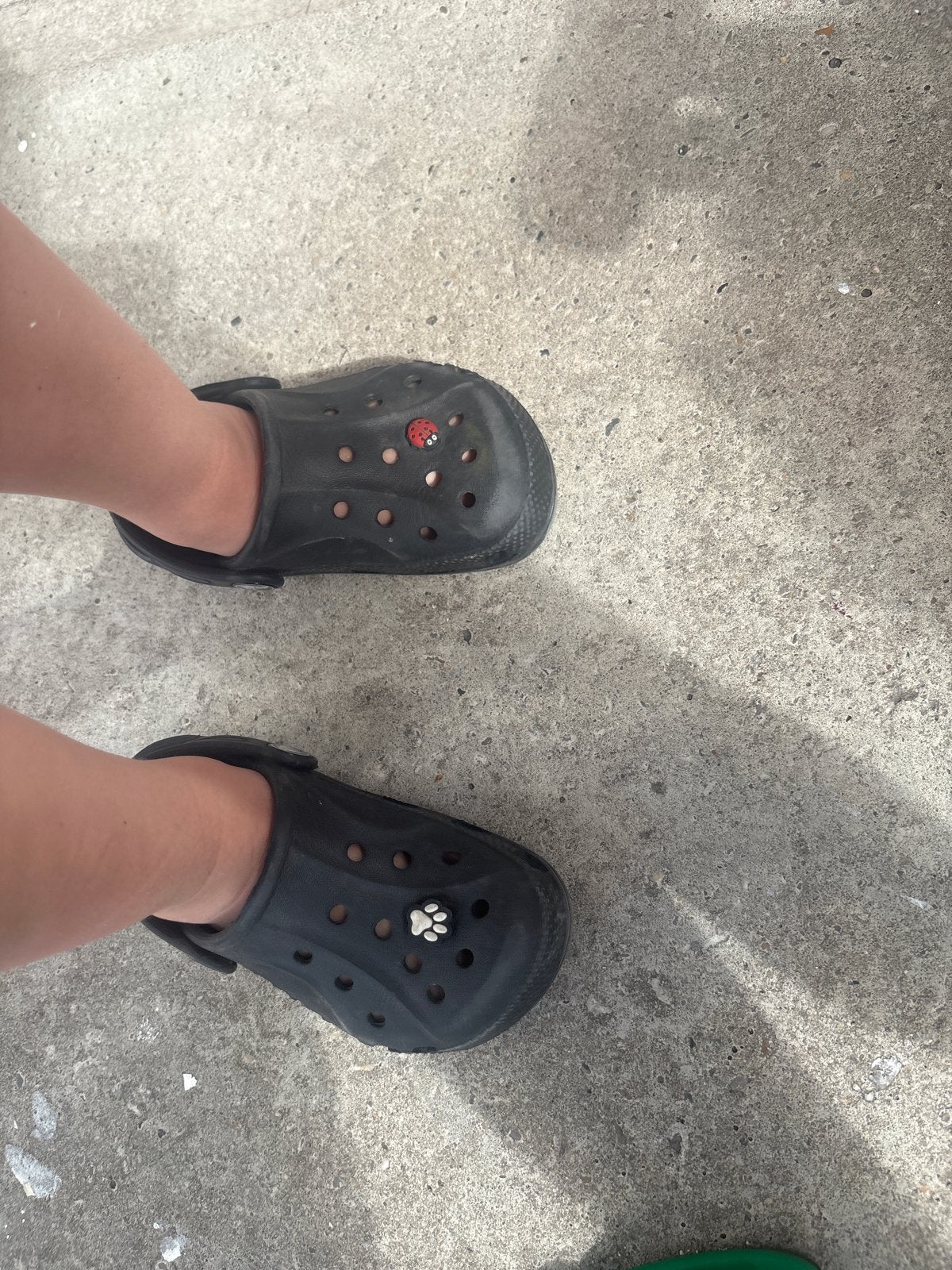 Zwarte Crocs met leuke Jibbitz, Ophalen of Verzenden, Gedragen, Zwart, Slippers